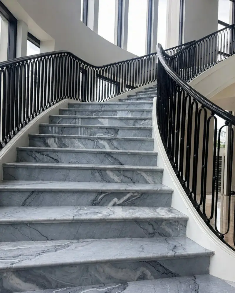 Garde-corps en acier noir le long d’un escalier en marbre
