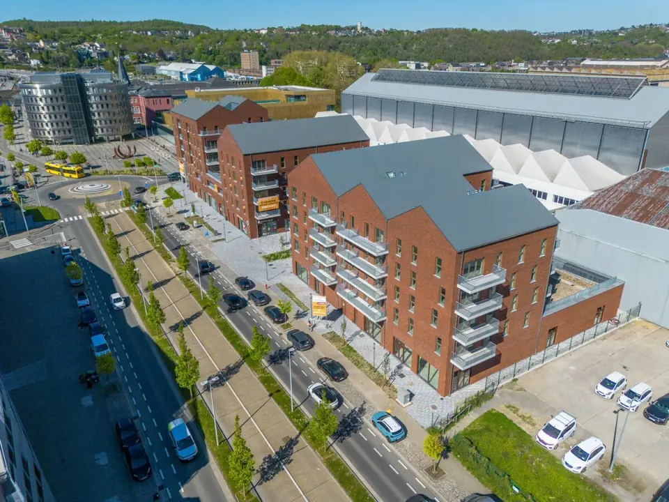 Vue aérienne d’un immeuble de logements en briques rouges